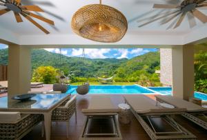 Басейн в Hotel Le Duc de Praslin або поблизу