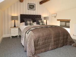 A bed or beds in a room at Hollys Barn