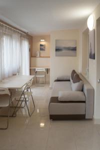 ein Wohnzimmer mit einem Sofa und einem Tisch in der Unterkunft Kosmos Service Apartment Modern Spirit City Center With Additional Cost Parking in Thessaloniki