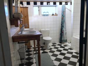 ein Bad mit einem Waschbecken und einem WC in der Unterkunft Forest Guesthouse in Bergentheim
