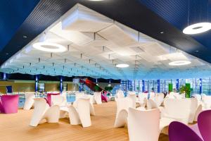 Ein Restaurant oder anderes Speiselokal in der Unterkunft Baltic Zinnowitz - Hotel mit Meerwasserpool und Thermalbad 