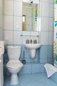 łazienka z toaletą i umywalką w obiekcie Dom Wczasowy Larix w Rewalu
