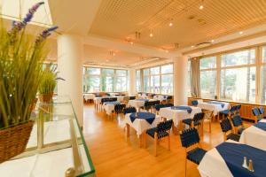 Ein Restaurant oder anderes Speiselokal in der Unterkunft Baltic Zinnowitz - Hotel mit Meerwasserpool und Thermalbad 