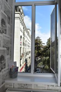 ventana con vistas a la ciudad en Le Petit en Tiflis