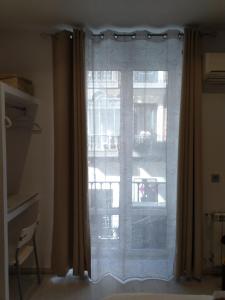 a room with a window and a window blind at Hostal Mendoza in Madrid