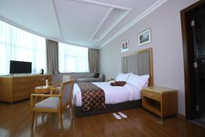 Tempat tidur dalam kamar di New Day Hotel