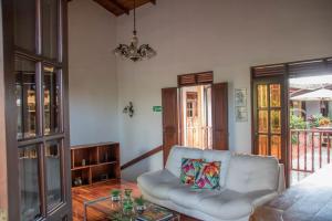 Hotel Colonial Andino - Parque principal de Pitalito的休息区