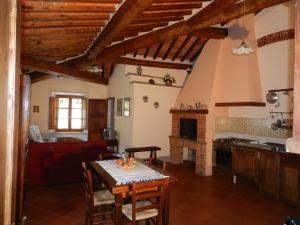 a kitchen and living room with a table and chairs at Angolo Alla Fortezza - Gigliola Contucci in Montepulciano
