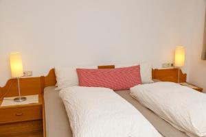 Ένα ή περισσότερα κρεβάτια σε δωμάτιο στο Haus Theresia