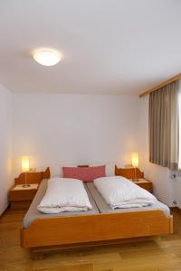 Кровать или кровати в номере Haus Theresia