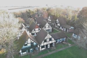 ヘイルにある20 Tudor Court " Four Star AA accommodation"の屋根付きの大家の空中風景