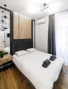 1 dormitorio con 2 camas y toallas. en Royal apartment on Hmelnytskogo 37, en Leópolis