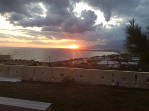 una vista sul tramonto dal balcone di una casa di Agni apartment - Sunset in Blue a Ierápetra