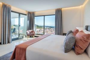 um homem deitado numa cama num quarto de hotel em Barceló Aracena & Spa em Aracena