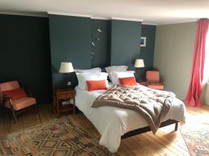 1 dormitorio con 1 cama grande y 2 sillas en Le clos de Lisa en Clohars-Carnoët