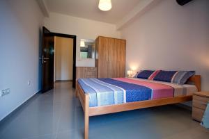 ein Schlafzimmer mit einem großen Bett in einem Zimmer in der Unterkunft Apartment Dobrota-1 in Tomići