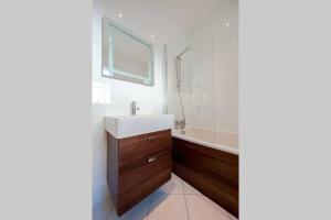bagno con lavandino bianco e vasca di Carlton Lodge: Stunning two bedroom apartment a Broadstairs