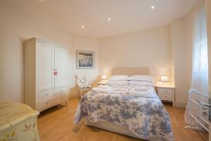 Katil atau katil-katil dalam bilik di Carlton Lodge: Stunning two bedroom apartment