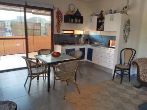 eine Küche mit einem Tisch und Stühlen im Zimmer in der Unterkunft Hotel Boutique La Solera Del Pozo in Santa Marta