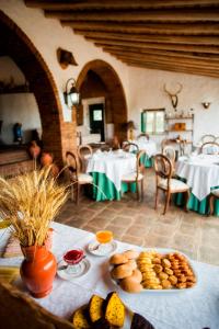 una mesa con platos de comida en un restaurante en Monte da Corte Ligeira en Cabeça Gorda