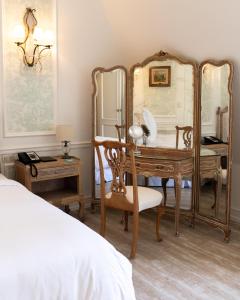 a bedroom with a dressing table and a mirror at Four Seasons Hotel Buenos Aires in Buenos Aires