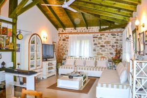 TV a/nebo společenská místnost v ubytování Nikos Stone House 80m from the beach with wifi