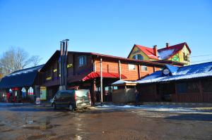 een busje geparkeerd op een parkeerplaats voor gebouwen bij Джерело in Brody +23 foto's
