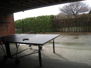 uma mesa de pingue-pongue com uma raquete de ténis em Vakantiehuis in de velden met zwemvijver en Jeu de Boules baan em Lier