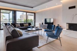 un soggiorno con divano e TV di Shell Luxury Residences with Pool and Whirlpool a Zara (Zadar)