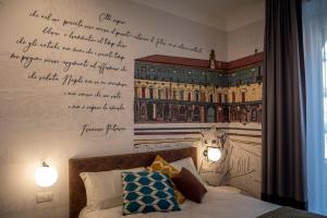 Un pat sau paturi într-o cameră la Galleria Sanfelice +54 fotografii