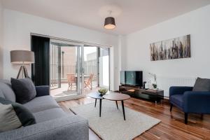 a living room with a couch and a table at Tailored Stays - Flamsteed Duplex Apartment in Cambridge