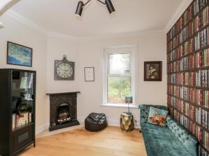 uma sala de estar com um sofá e uma lareira em 49 Ulwell Road em Swanage