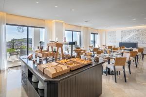 um buffet num restaurante com mesas e cadeiras em Barceló Aracena & Spa em Aracena