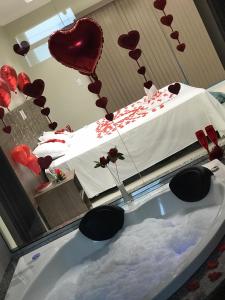 a room with a bed with hearts and balloons at Planalto Palace Hotel in Rurópolis