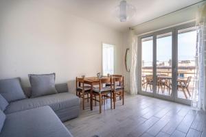 un salon avec un canapé et une table dans l'établissement Casa di Annika - Vista Laguna e Parcheggio privato, à Grado 9 autres photos