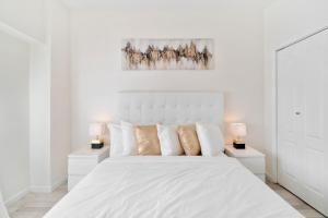 Llit o llits en una habitació de The Madison South beach Suites