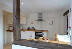 A kitchen or kitchenette at Sheepscombe Byre