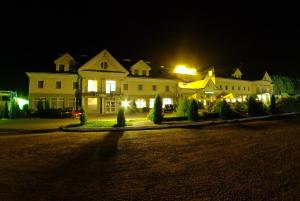 ein großes weißes Haus in der Nacht mit Lichtern in der Unterkunft Hotel Mirage in Sudovaya Vishnya