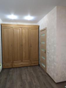 une pièce vide avec des placards en bois et un placard dans l'établissement однокімнатна квартира в новобудові по Мельника, à Rivne