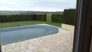 Uitzicht op het zwembad bij Maison de vacances pour 6 personnes avec piscine of in de buurt