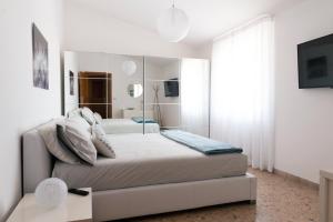 Fly by Suites Pescara tesisinde bir odada yatak veya yataklar