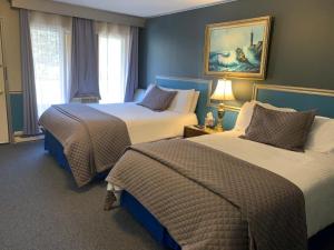 A bed or beds in a room at Starlite Motel & Suites