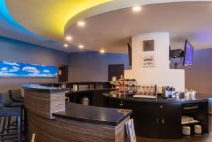Zona de lounge sau bar la Hotel Glow Point - Mulza
