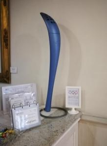 un jarrón azul sentado en la parte superior de un mostrador en Eco Art Hotel Statuto, en Turín