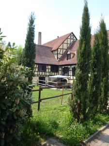 une grande maison avec une clôture dans la cour dans l'établissement Maison de vacances Alsace - Ferienhaus Elsaß - Holiday house Alsace, à Bischwiller
