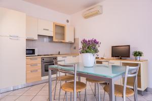 A kitchen or kitchenette at Baia Blu RTA Residence