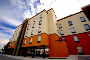 Hotel Consulado Inn في سيوداد خواريز: مبنى فيه برتقال وبيض
