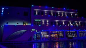 un edificio con luces azules en el lateral. en Pik Elegance, en Ploieşti