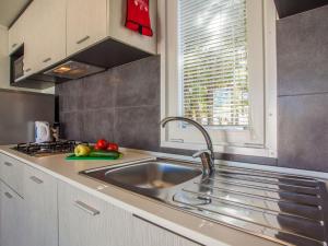Kuchyň nebo kuchyňský kout v ubytování Mobile Home Lopari LS