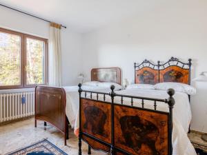 Un dormitorio con una cama grande y una ventana en Belvilla by OYO La Rosa dei Venti en Erli